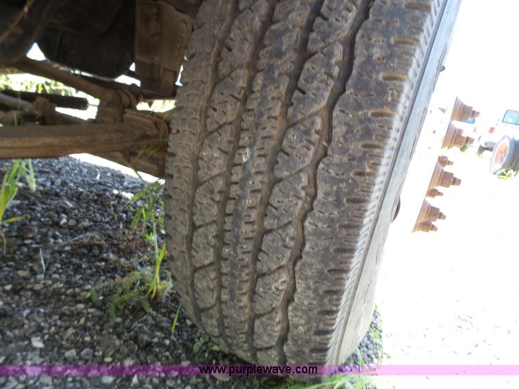 image for item J4077 1992 Ford F450 service truck with crane