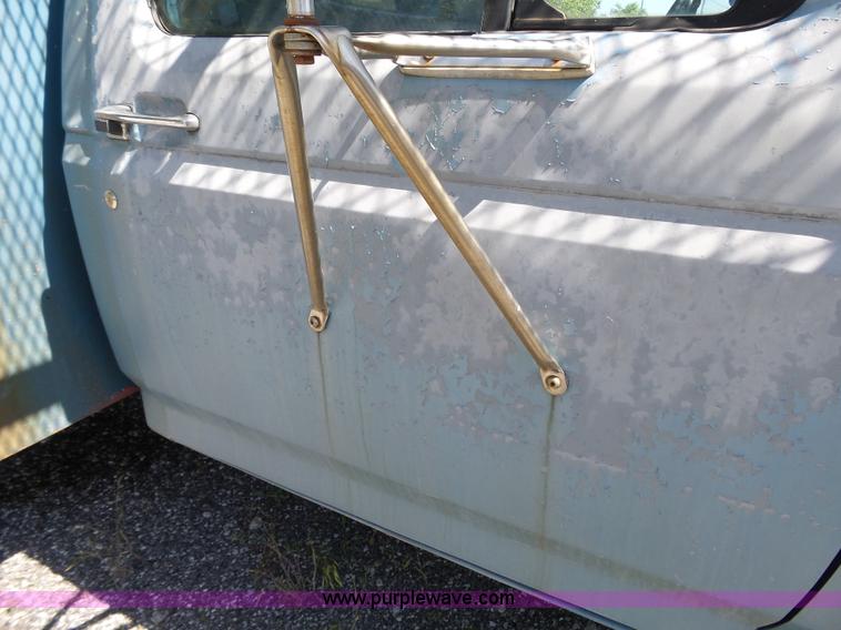 image for item J4077 1992 Ford F450 service truck with crane