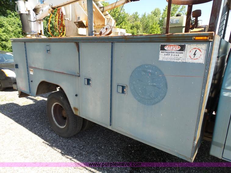 image for item J4077 1992 Ford F450 service truck with crane
