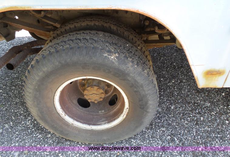 image for item J4077 1992 Ford F450 service truck with crane