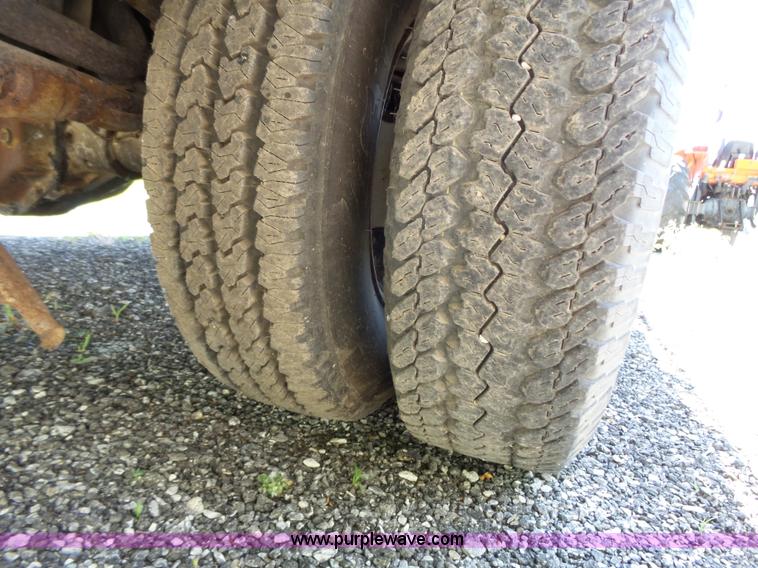 image for item J4077 1992 Ford F450 service truck with crane