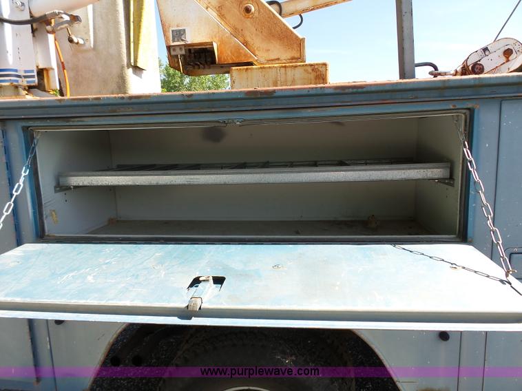 image for item J4077 1992 Ford F450 service truck with crane