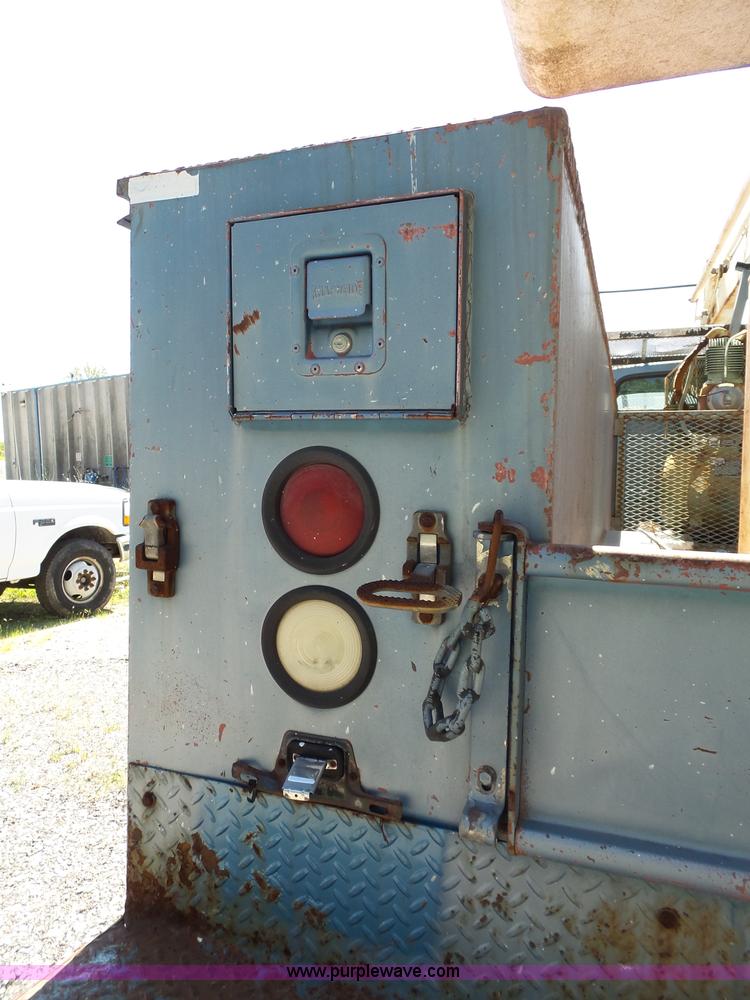 image for item J4077 1992 Ford F450 service truck with crane