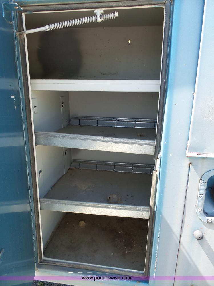 image for item J4077 1992 Ford F450 service truck with crane