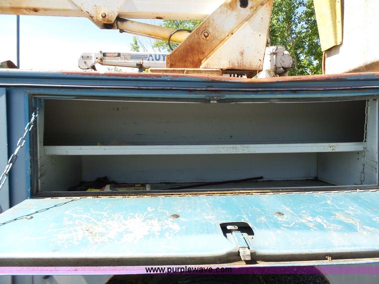 image for item J4077 1992 Ford F450 service truck with crane