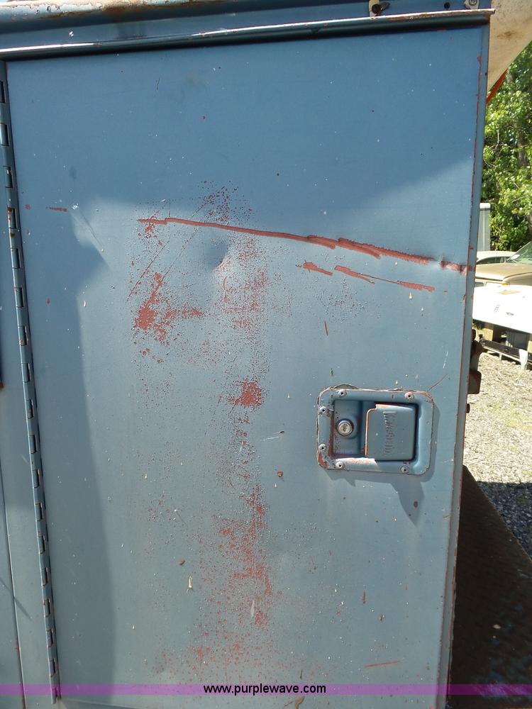 image for item J4077 1992 Ford F450 service truck with crane