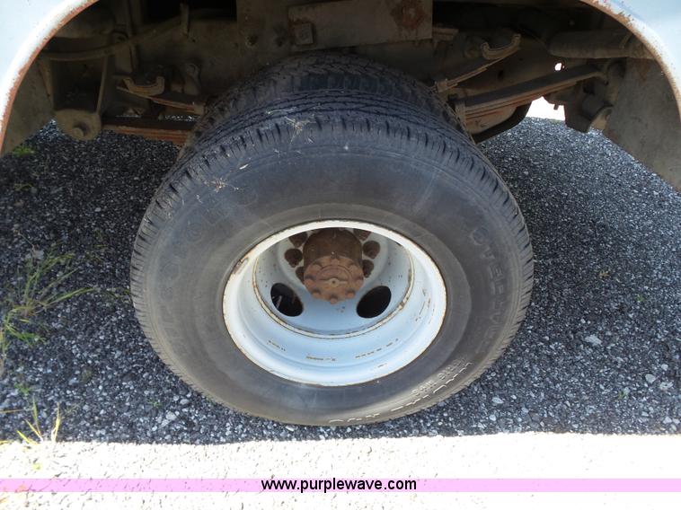 image for item J4077 1992 Ford F450 service truck with crane