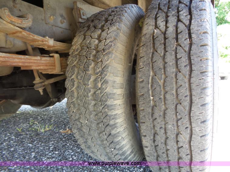 image for item J4077 1992 Ford F450 service truck with crane