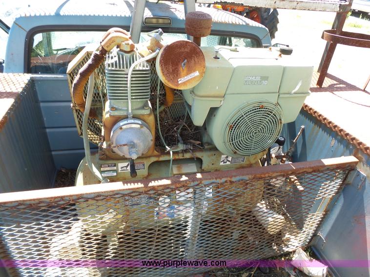 image for item J4077 1992 Ford F450 service truck with crane