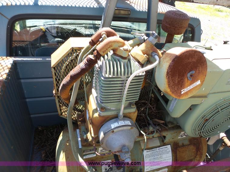 image for item J4077 1992 Ford F450 service truck with crane