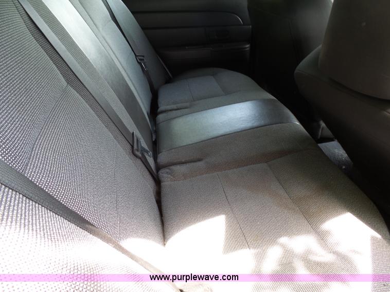 image for item J4086 2005 Ford Crown Victoria Police Interceptor