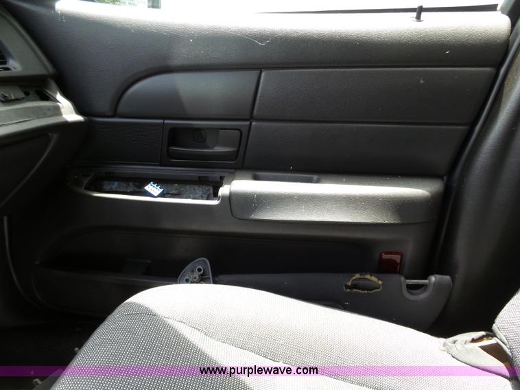 image for item J4086 2005 Ford Crown Victoria Police Interceptor