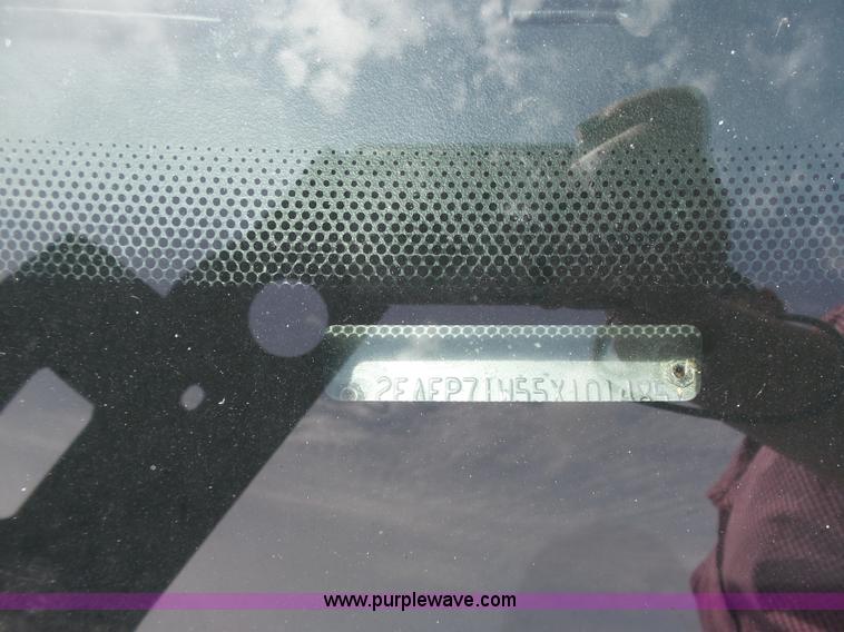 image for item J4086 2005 Ford Crown Victoria Police Interceptor