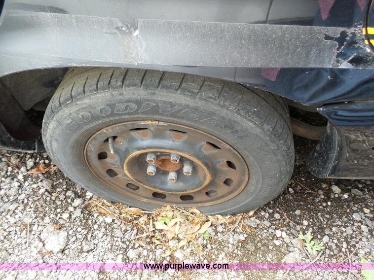 image for item J4093 2005 Ford Crown Victoria