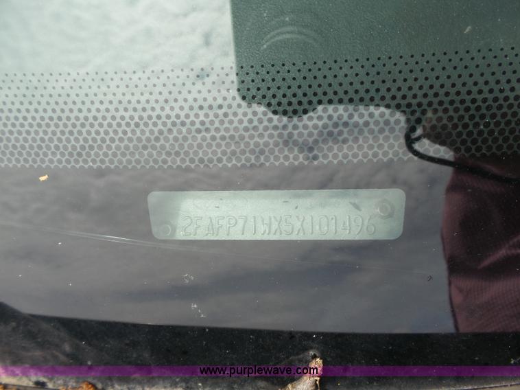 image for item J4093 2005 Ford Crown Victoria