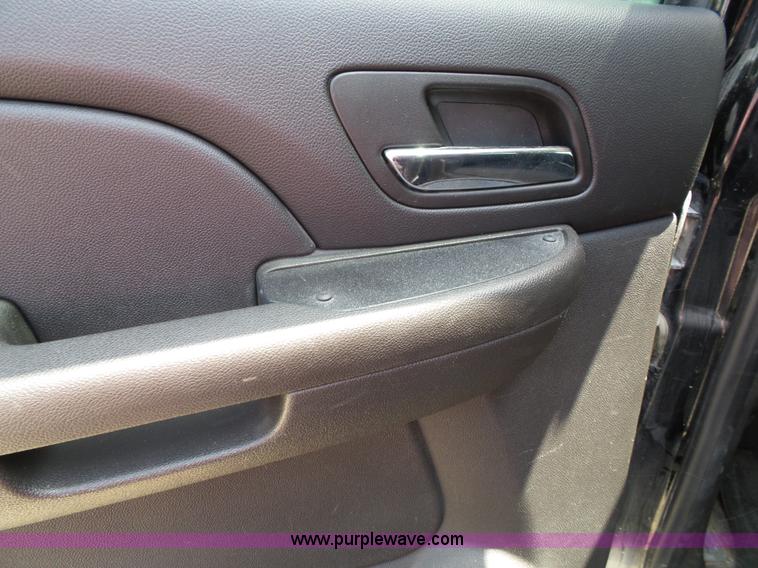 image for item J4862 2009 Chevrolet Suburban 2500 SUV