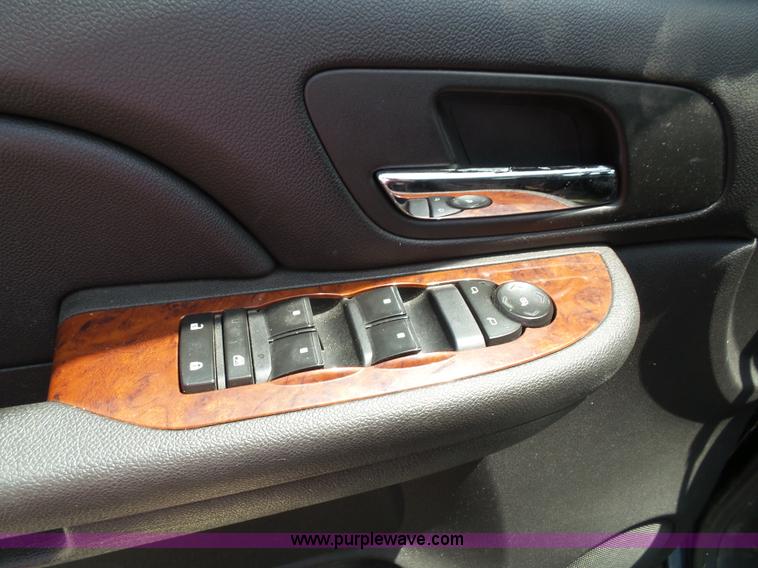 image for item J4862 2009 Chevrolet Suburban 2500 SUV