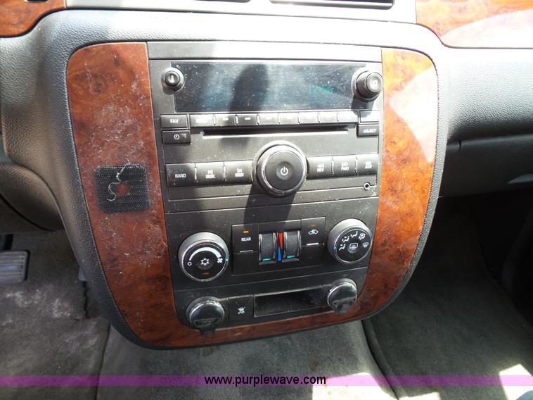 image for item J4862 2009 Chevrolet Suburban 2500 SUV