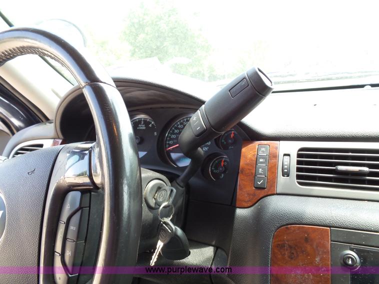 image for item J4862 2009 Chevrolet Suburban 2500 SUV