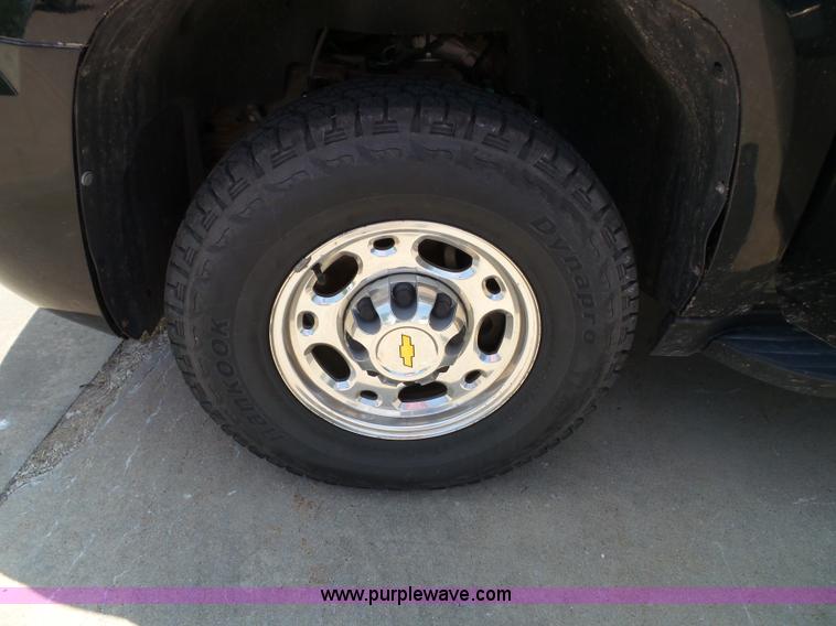 image for item J4862 2009 Chevrolet Suburban 2500 SUV