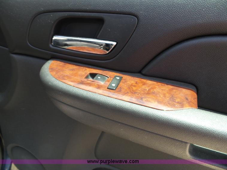 image for item J4862 2009 Chevrolet Suburban 2500 SUV