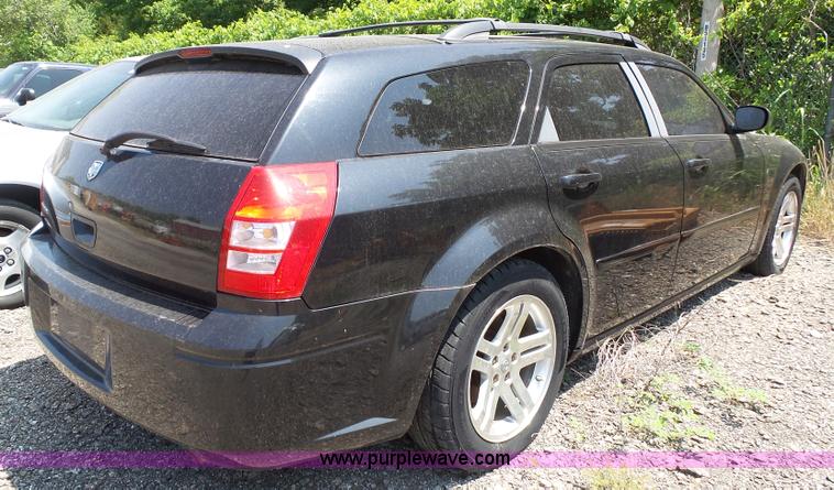 image for item J4902 2005 Dodge Magnum SE