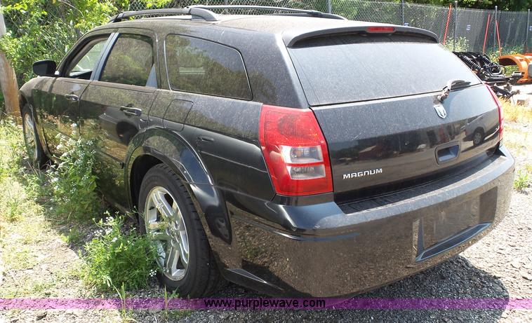 image for item J4902 2005 Dodge Magnum SE