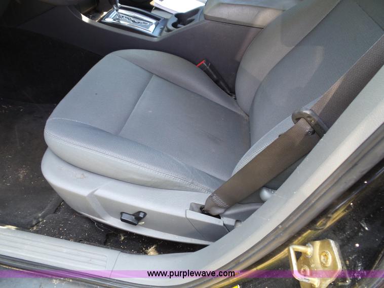 image for item J4902 2005 Dodge Magnum SE