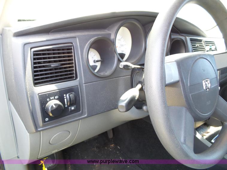 image for item J4902 2005 Dodge Magnum SE