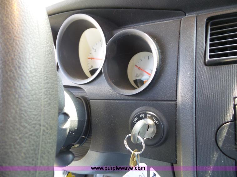 image for item J4902 2005 Dodge Magnum SE