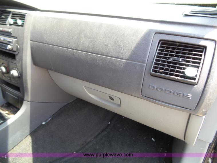 image for item J4902 2005 Dodge Magnum SE