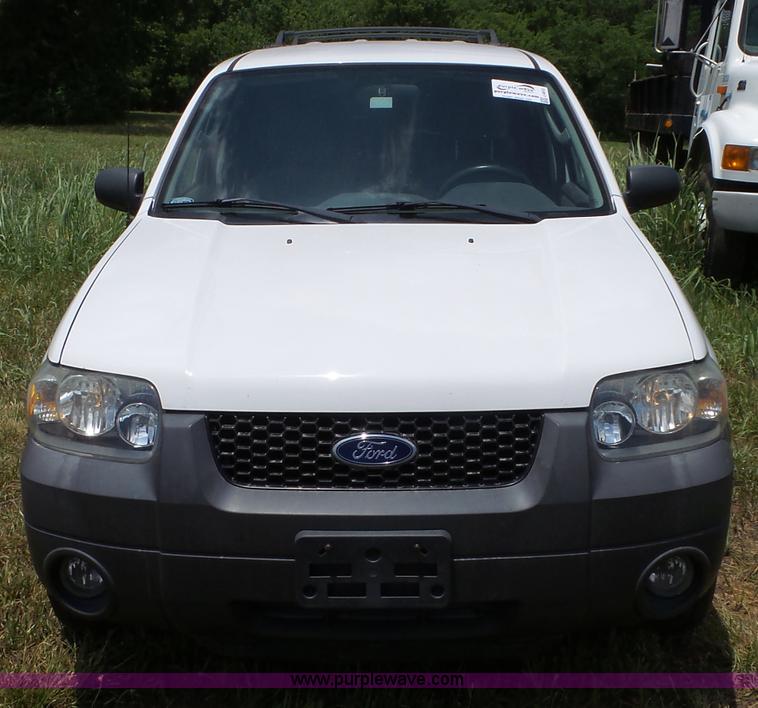 image for item J4912 2006 Ford Escape SUV