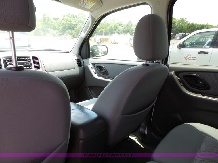 image for item J4912 2006 Ford Escape SUV