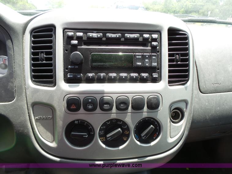 image for item J4912 2006 Ford Escape SUV