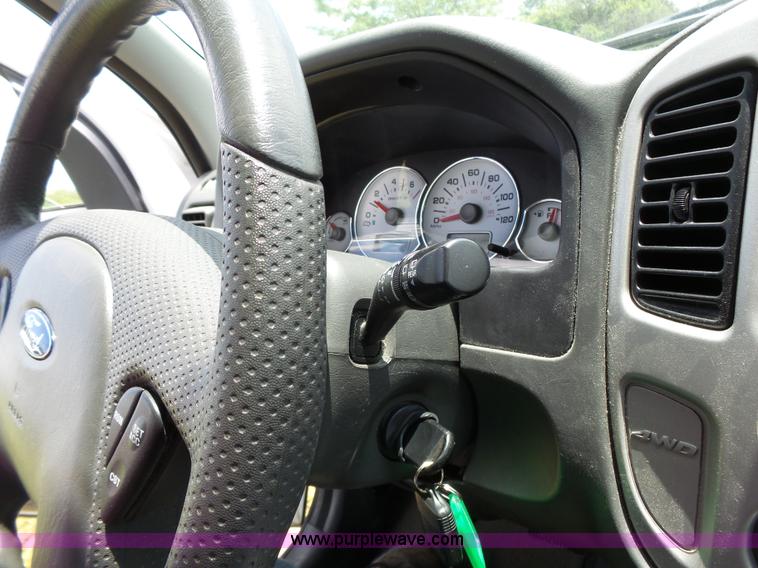 image for item J4912 2006 Ford Escape SUV