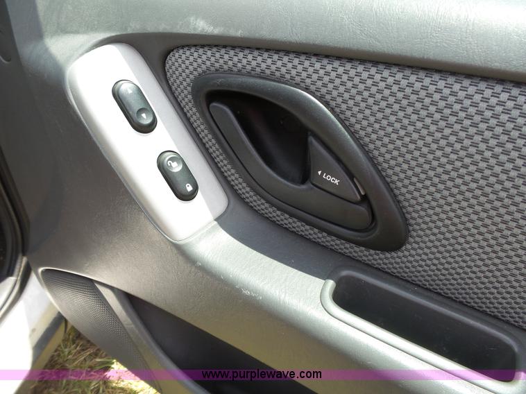 image for item J4912 2006 Ford Escape SUV