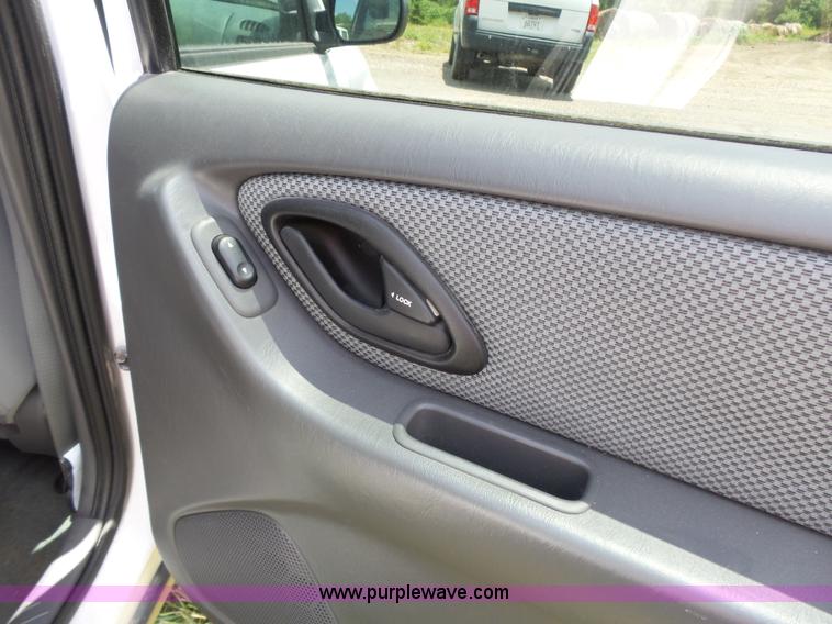 image for item J4912 2006 Ford Escape SUV