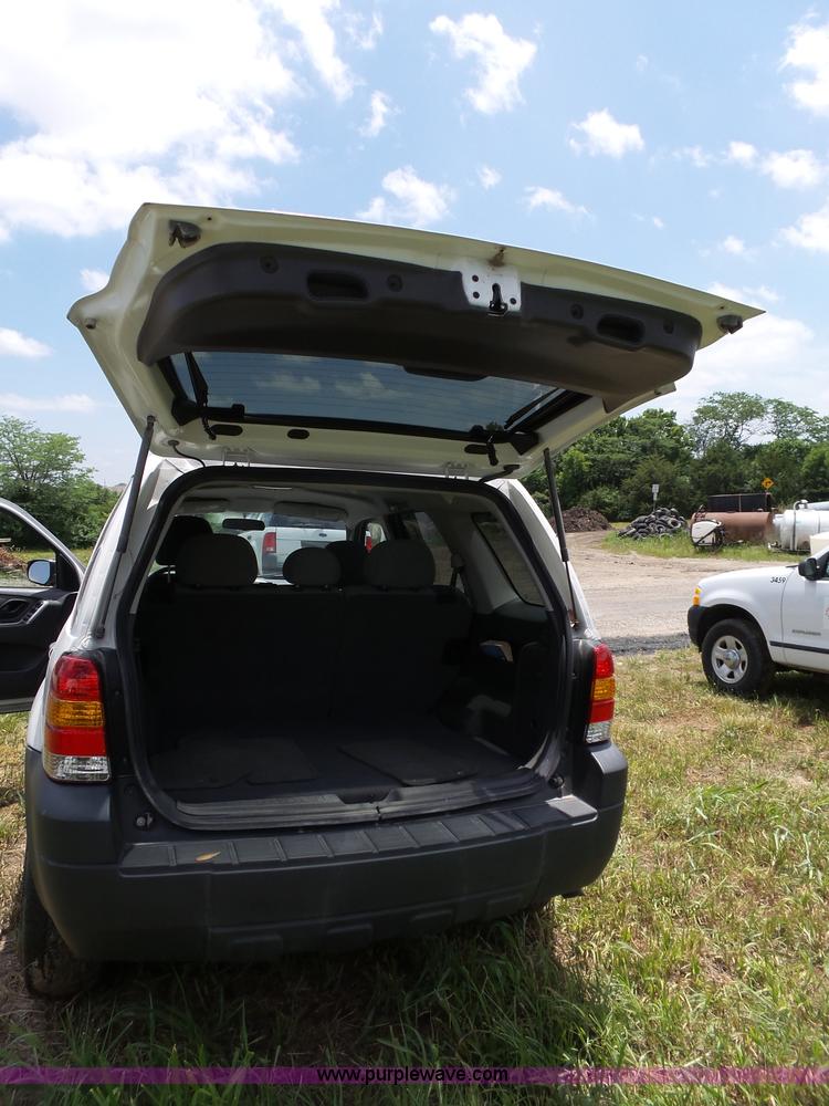 image for item J4912 2006 Ford Escape SUV