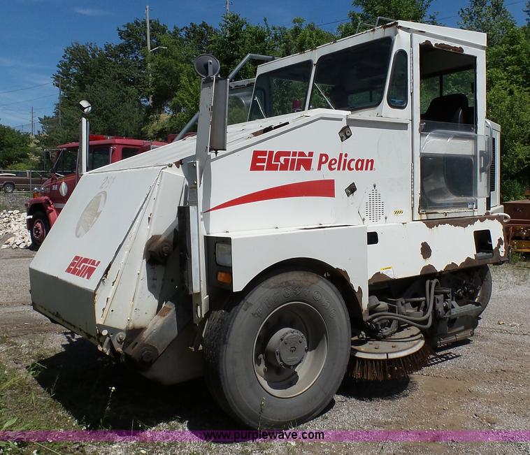 image for item J4923 2006 Elgin Pelican Series P street sweeper