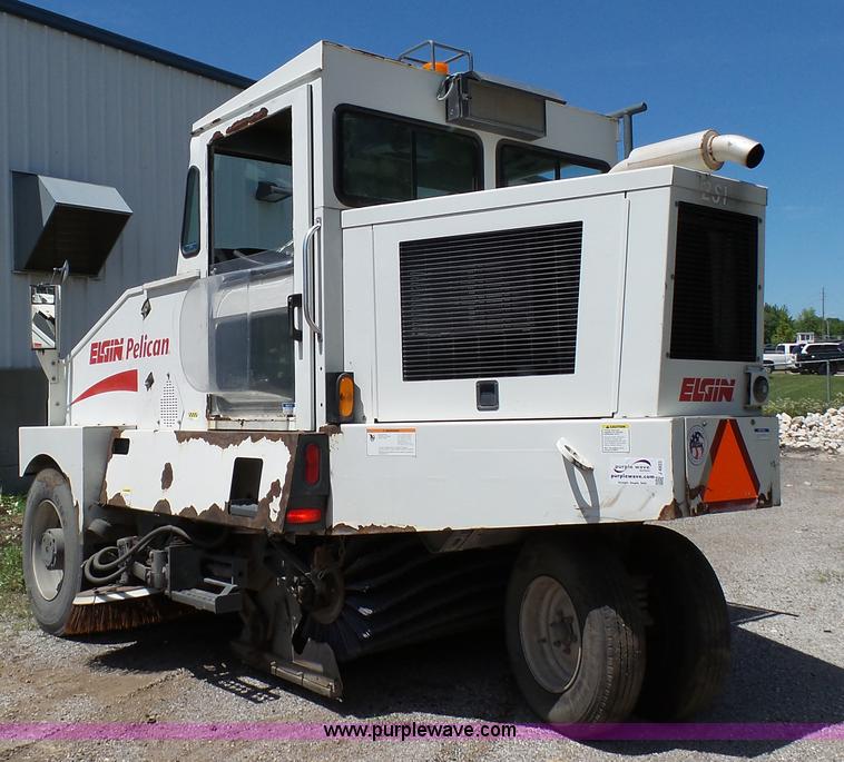 image for item J4923 2006 Elgin Pelican Series P street sweeper