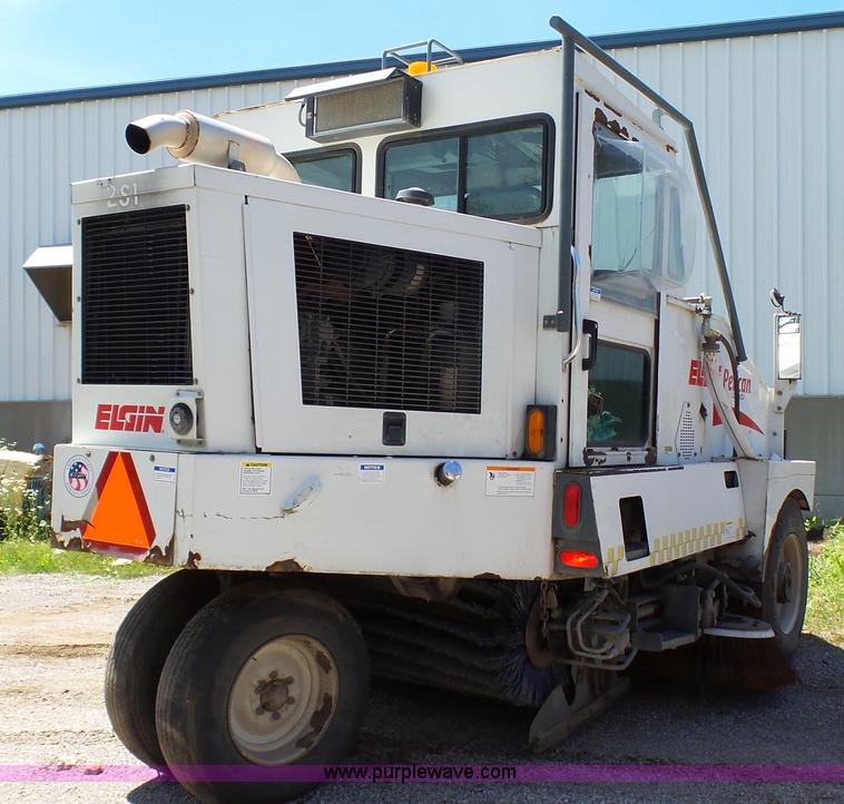 image for item J4923 2006 Elgin Pelican Series P street sweeper
