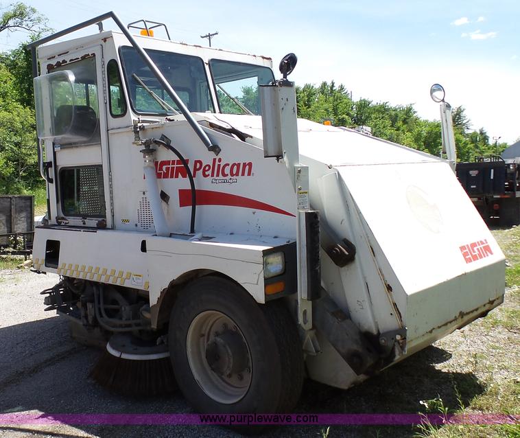 image for item J4923 2006 Elgin Pelican Series P street sweeper
