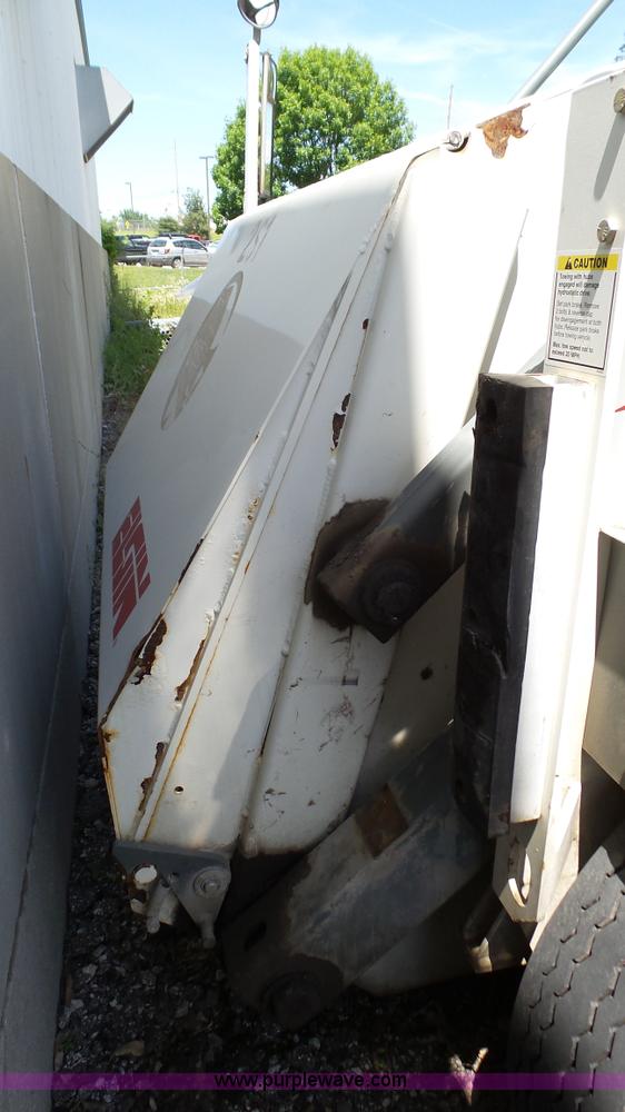 image for item J4923 2006 Elgin Pelican Series P street sweeper