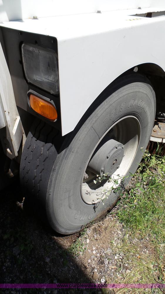 image for item J4923 2006 Elgin Pelican Series P street sweeper