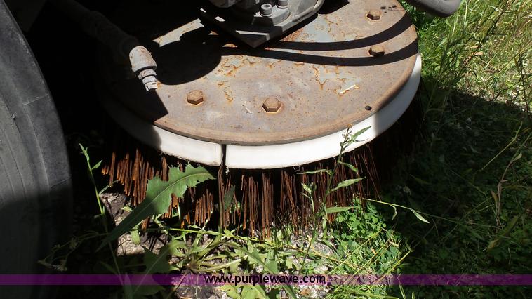 image for item J4923 2006 Elgin Pelican Series P street sweeper