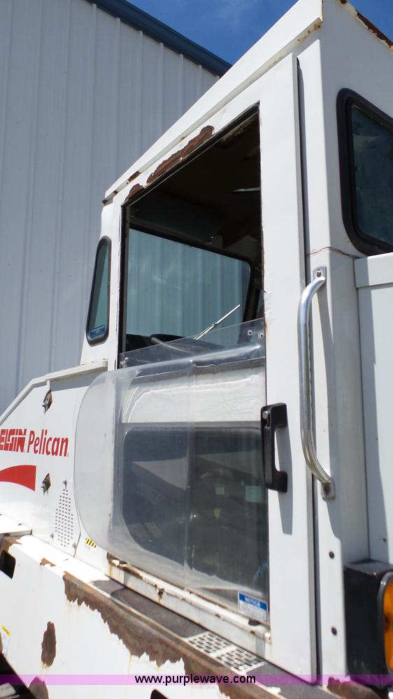 image for item J4923 2006 Elgin Pelican Series P street sweeper