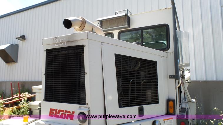 image for item J4923 2006 Elgin Pelican Series P street sweeper