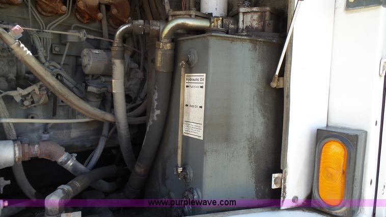 image for item J4923 2006 Elgin Pelican Series P street sweeper