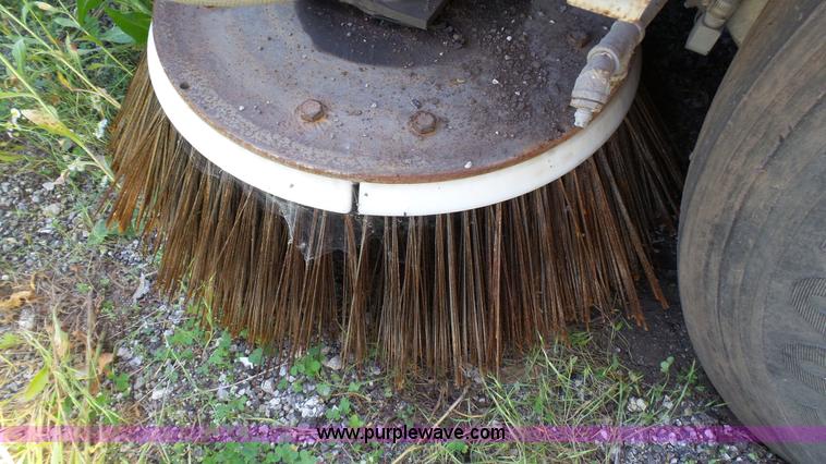 image for item J4923 2006 Elgin Pelican Series P street sweeper