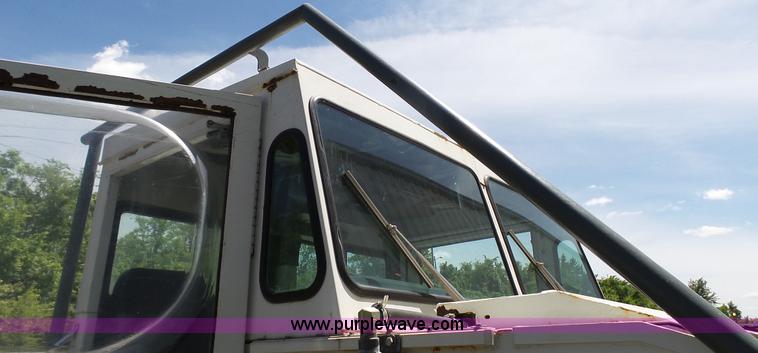 image for item J4923 2006 Elgin Pelican Series P street sweeper